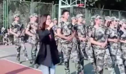 校园军训跳舞吃瓜,跳舞吃瓜，青春风采尽展