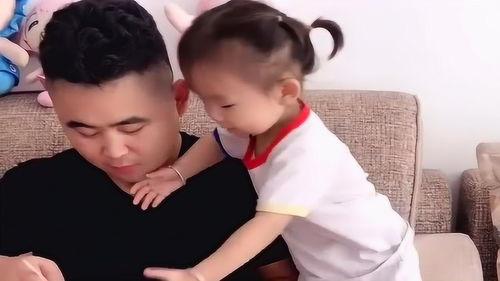 爸爸与萌娃吃瓜  第3张