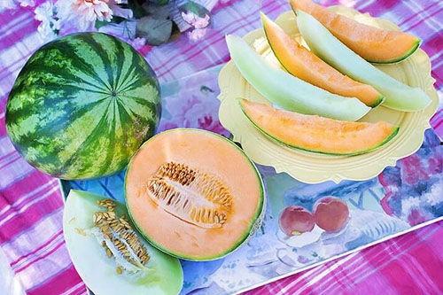 梦见有人在门前买瓜吃瓜,门前瓜香引出的神秘故事  第3张